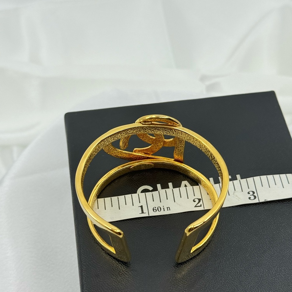 CHANEL Vintage Gold CC Heart Cuff Statement Bracelet - Picture 10 of 12